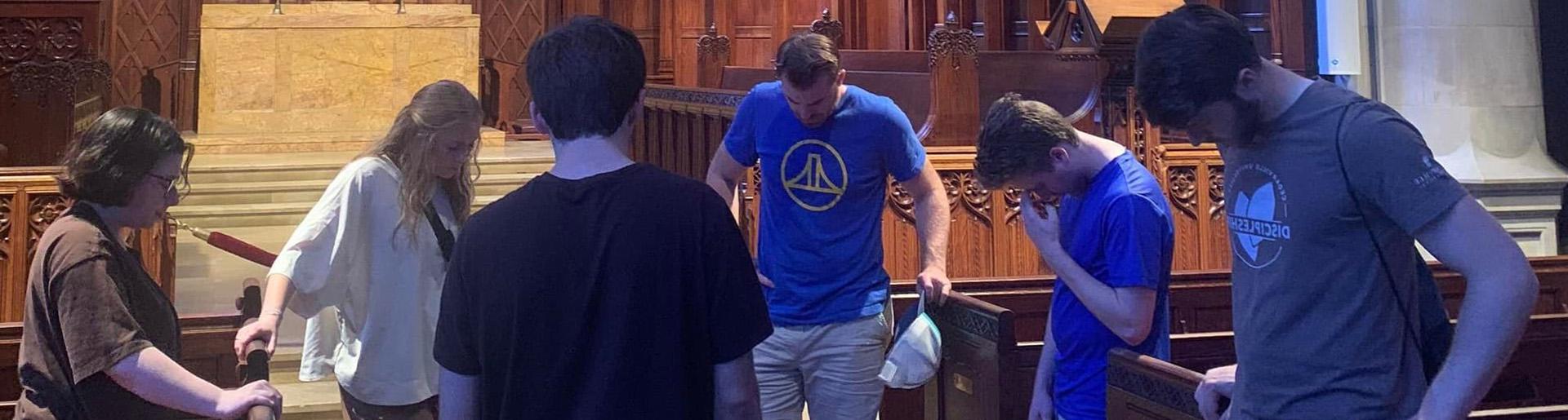 GO Trip students praying in Pittsburgh church 1920